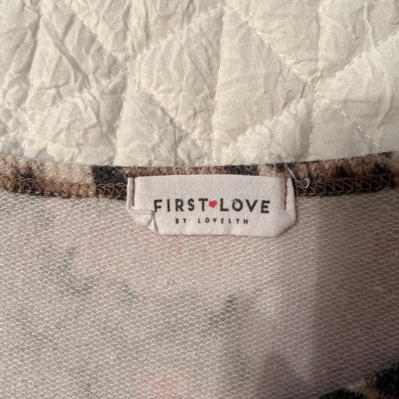 🛍️Floral print with leopard print ruffles on sleeves and collar. - Picture 4 of 5